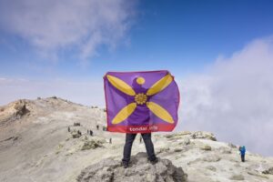 برافراشتن درفش کاویانی در قله دماوند (تکاوران انجمن پادشاهی)