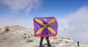 برافراشتن درفش کاویانی در قله دماوند (تکاوران انجمن پادشاهی)